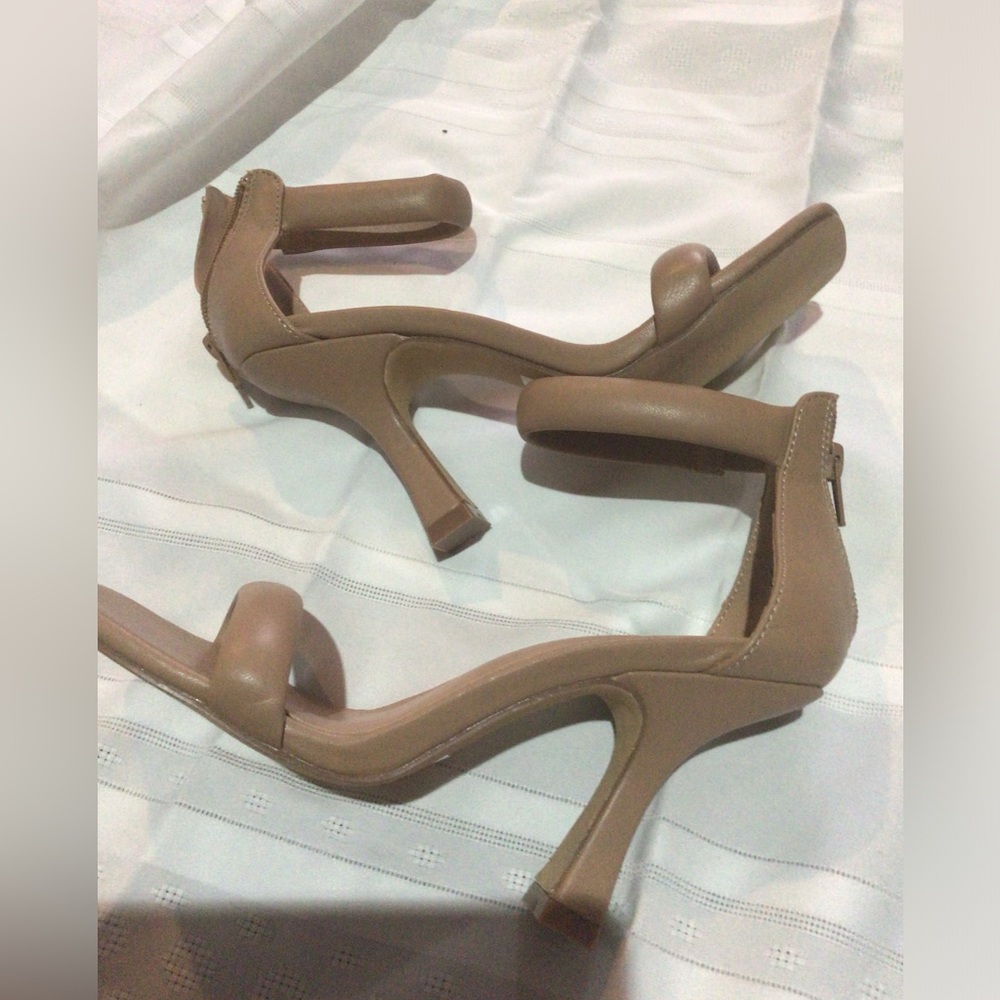 New size 6 heels by dv dolce vita camel color